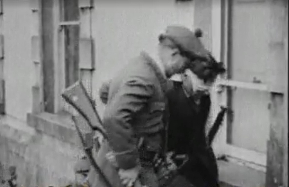 Auxiliar-conduz-prisioneiro-de-cegos-dentro-da-entrada-de-Woodstock-outono-1920
