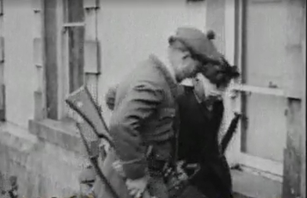 Fils-auxiliaires-les-yeux-bandés-prisonnier-à-l'intérieur-de-l'entrée-principale-de-Woodstock-automne-1920