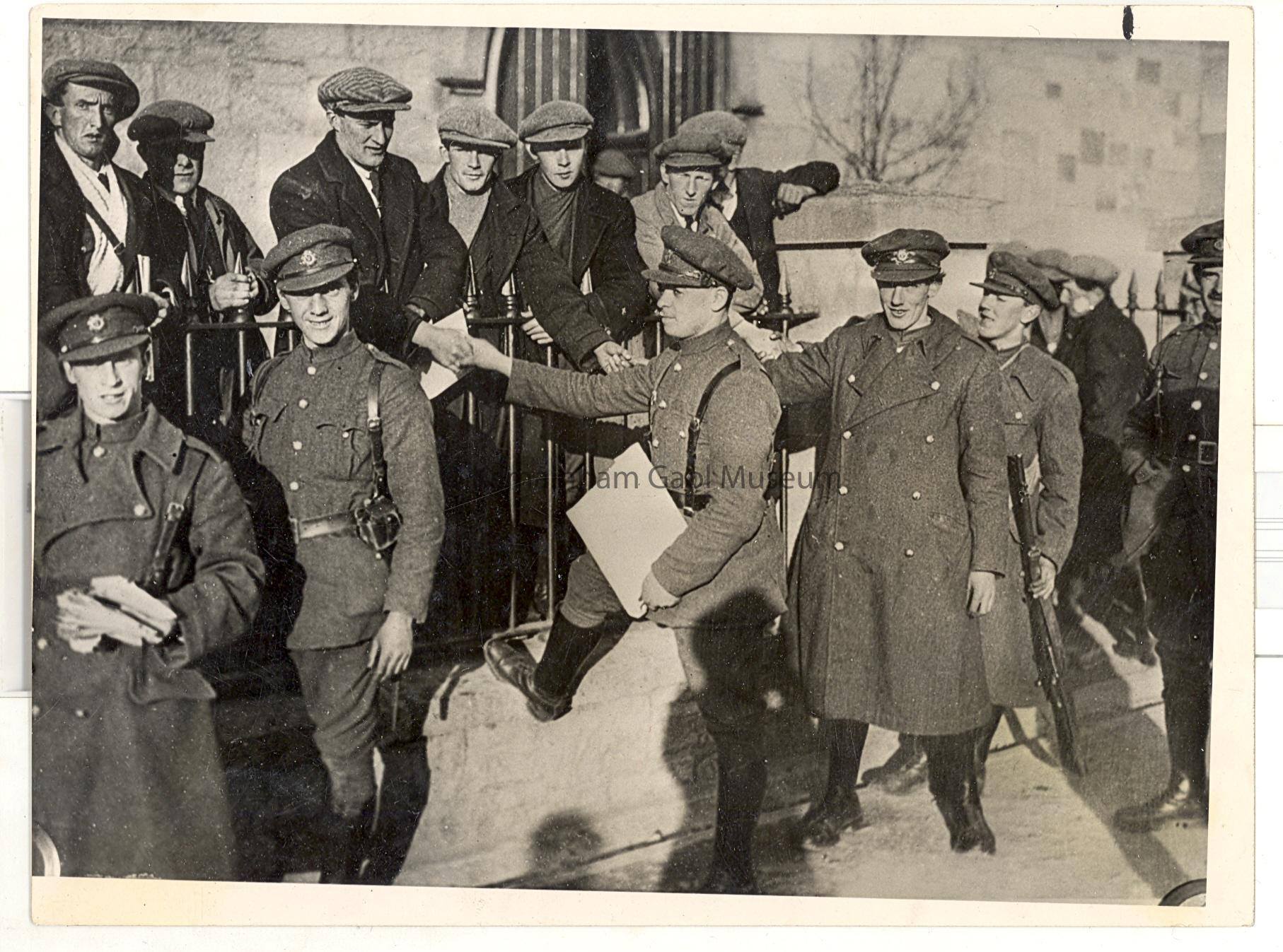 1922-Bealtaine --- Saighdiúirí Saorstát-chroitheadh-láimhe-lena-príosúnaigh-an-fhrith-Chonradh-IRA