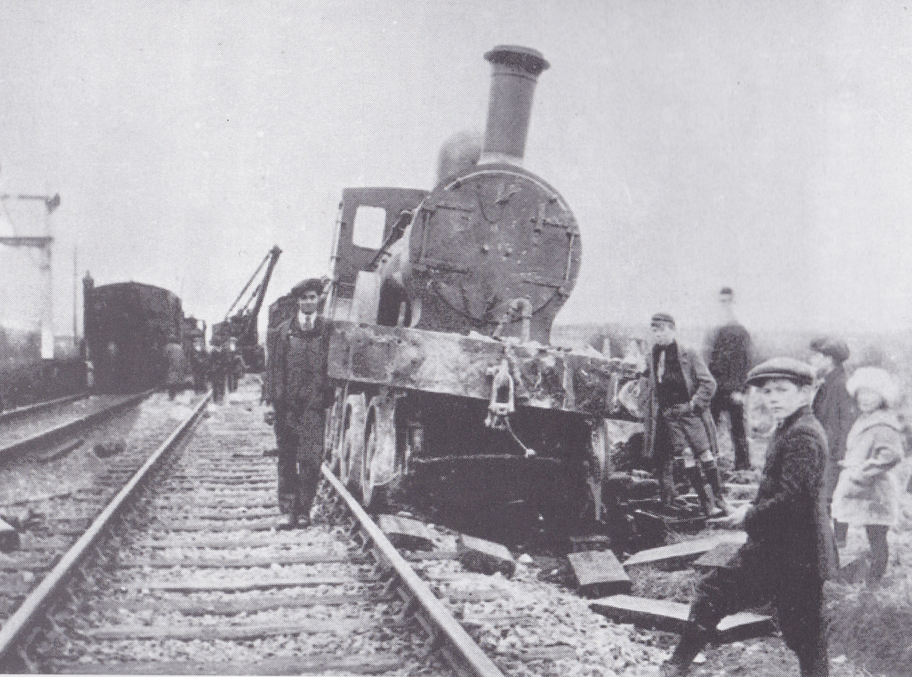 Поезд, сошедший с рельсов силами, выступающими против Договора, в Ньюрате