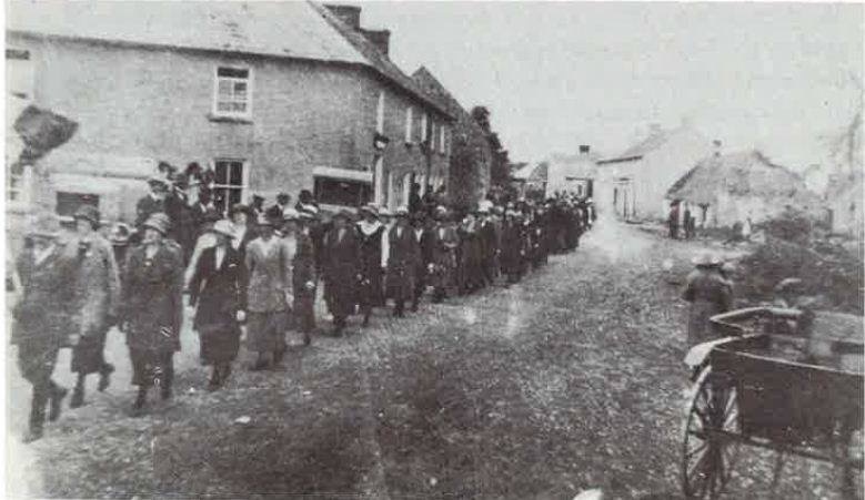 Pat-Walsh-s-memorial-aldea-Dunamaggin---Cumann-na-mBan-escort